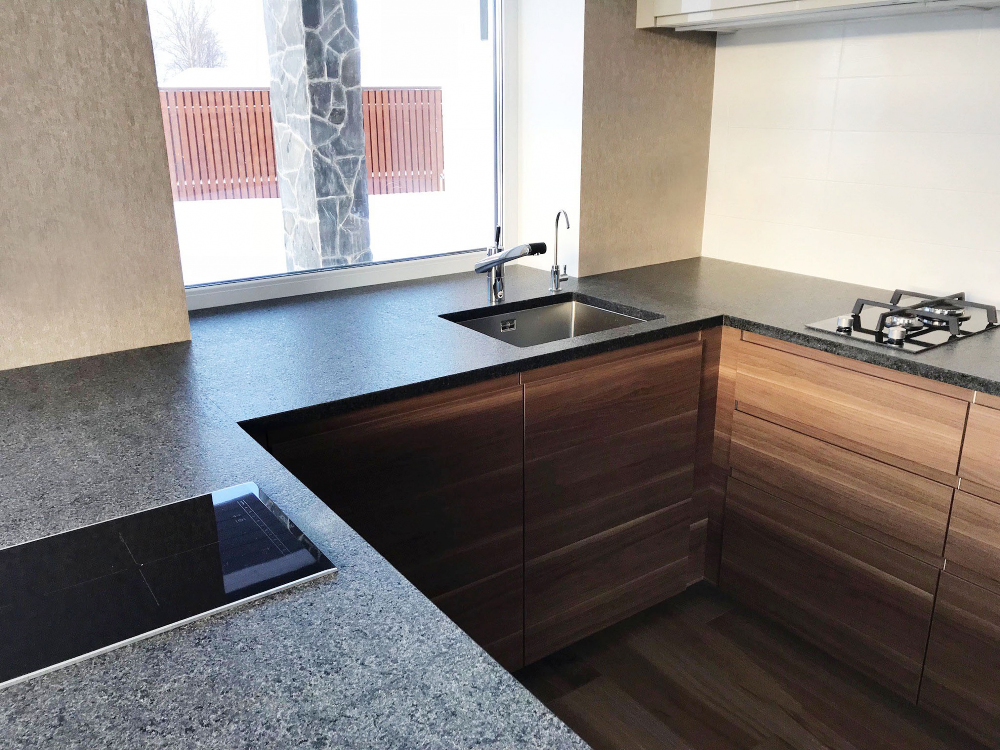 Столешница и подоконник из гранита Rajastan Black